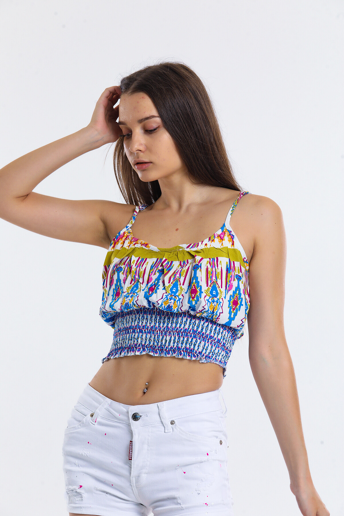 Arkası ve Eteği Büzgülü Askılı Desenli Crop Bluz