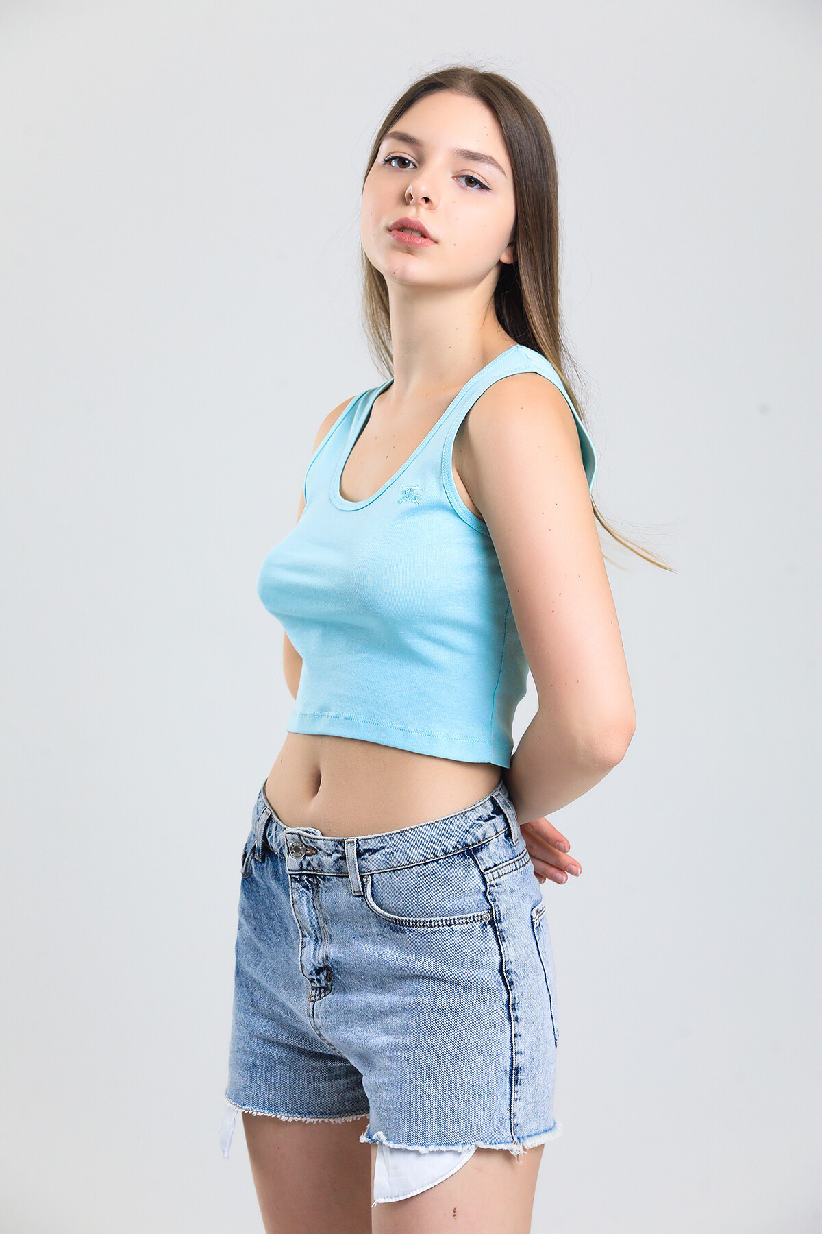 Askılı Nakış Detaylı Crop Bluz