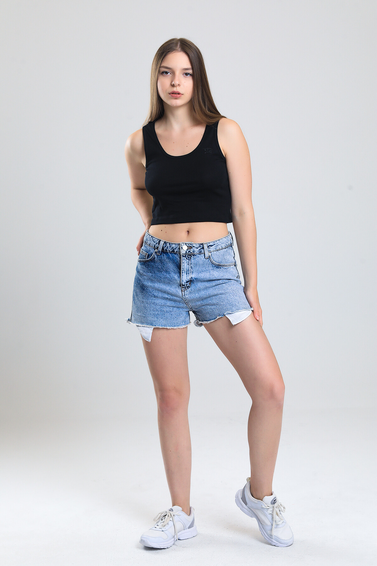 Askılı Nakış Detaylı Crop Bluz