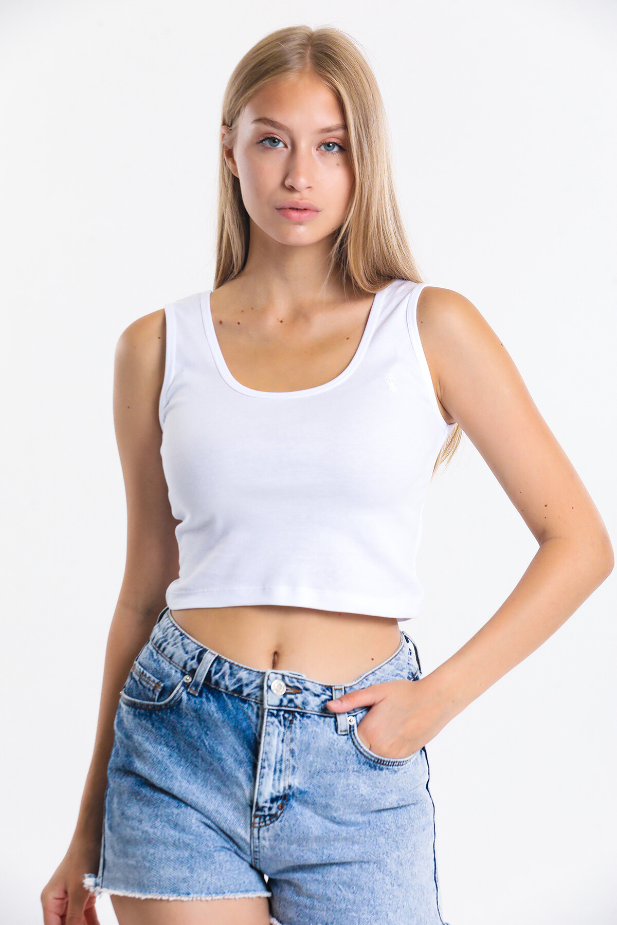 Askılı Nakış Detaylı Crop Bluz