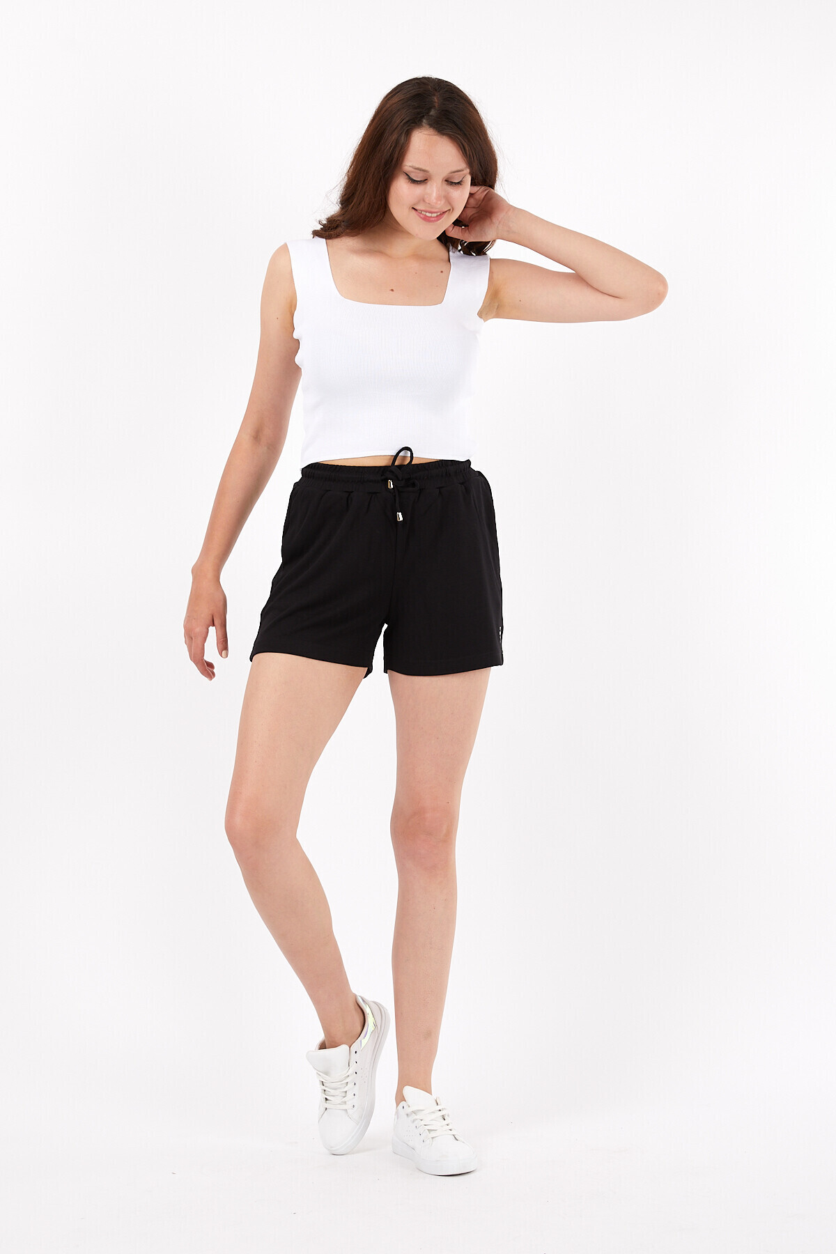 Beli Lastikli Bağcıklı Nakış Detaylı Çift Cepli Şort