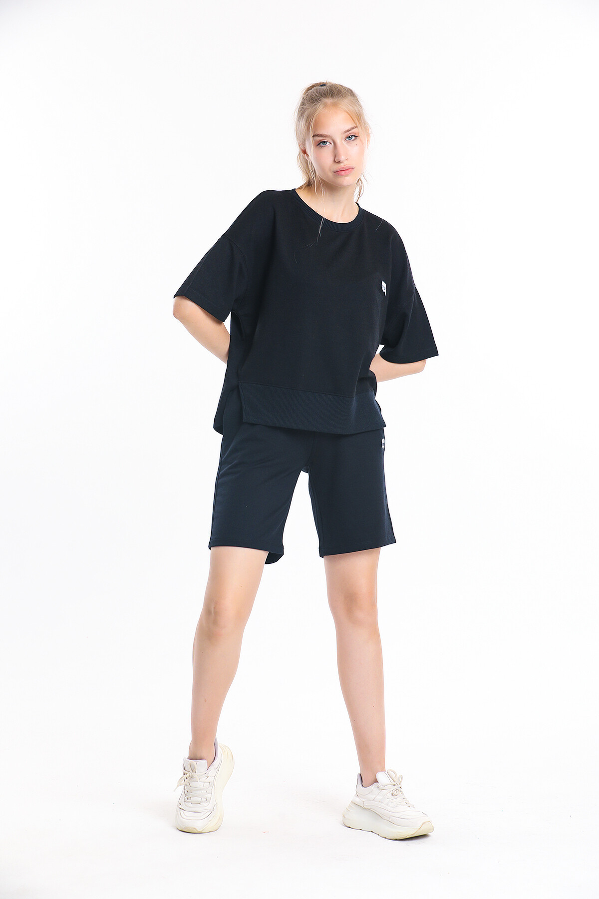 Bisiklet Yaka Eteği Yırtmaçlı Oversize Şort Takım