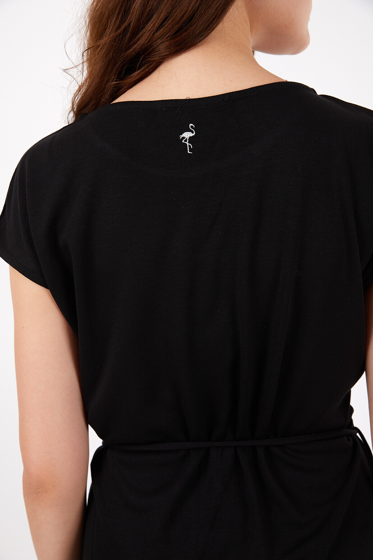 Geniş Yaka Beli Bağcıklı Nakış Detaylı Kolsuz Kısa Elbise