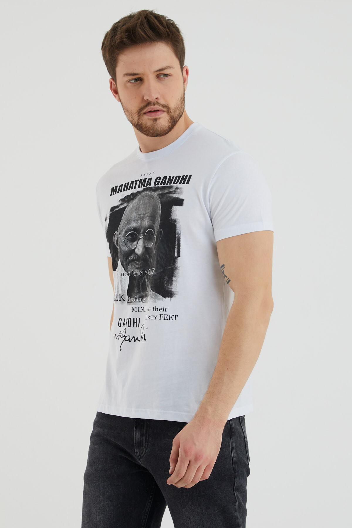 Mahatma Gandhi Yazı Baskılı Bisiklet Yaka Slim Fit Tshirt