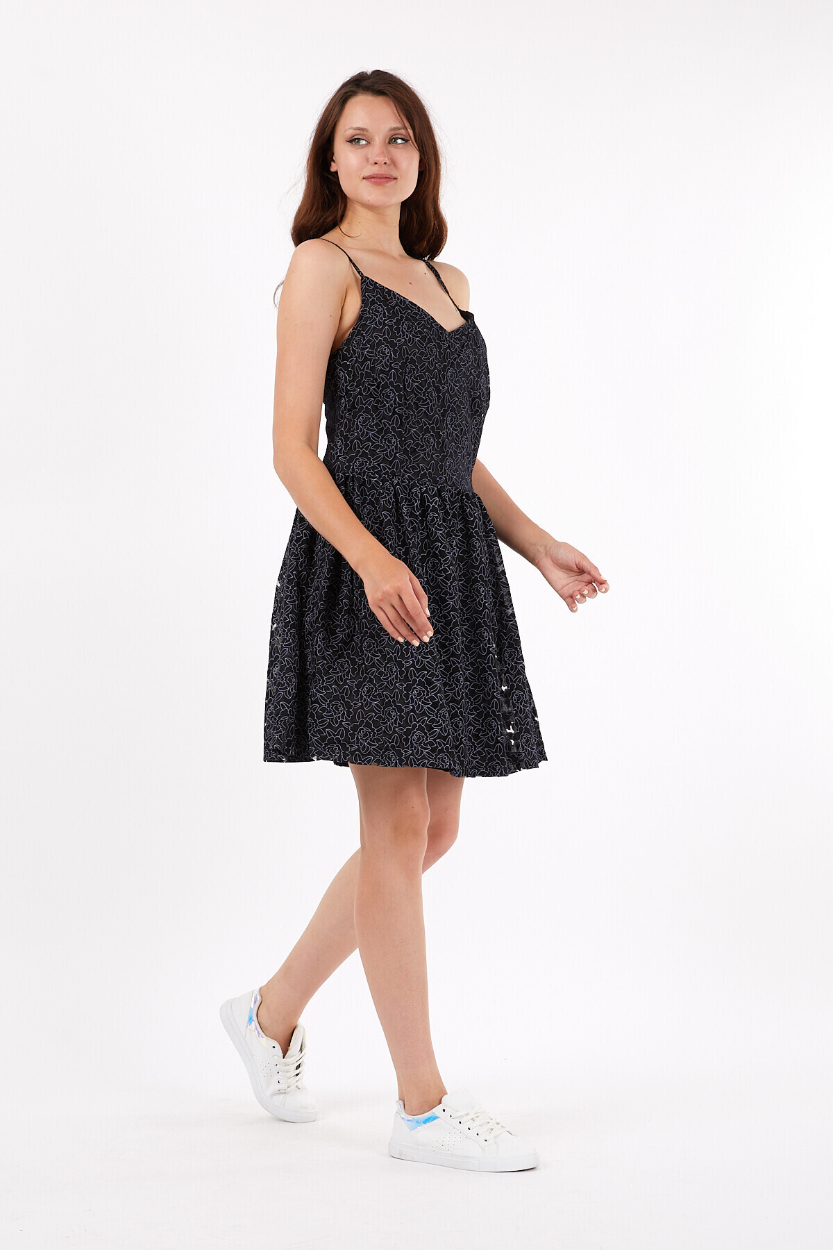 Sırtı Çapraz Bağcıklı Papatya Desenli Askılı Kısa Elbise