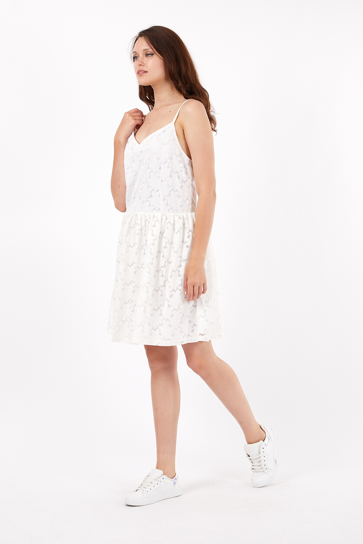 Sırtı Çapraz Bağcıklı Papatya Desenli Askılı Kısa Elbise