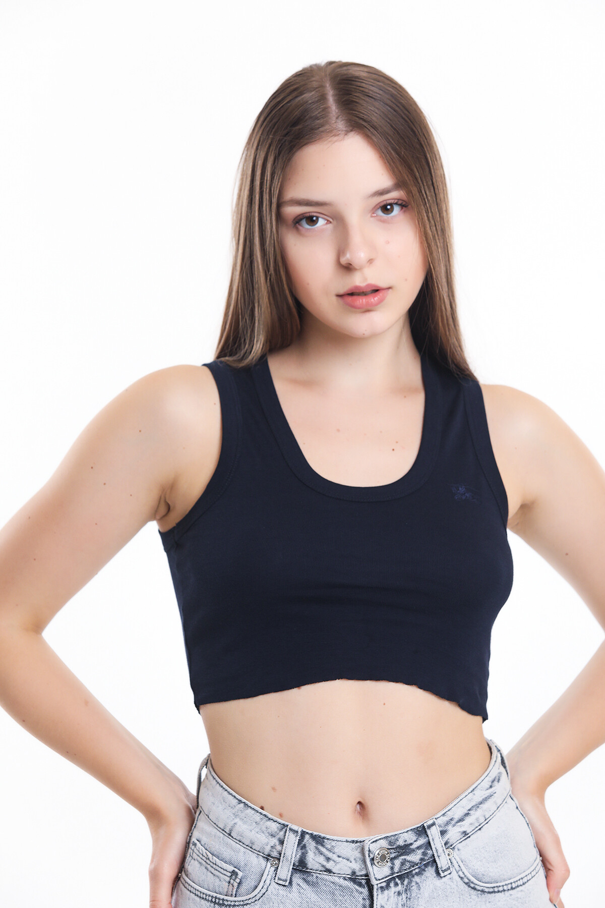 U Yaka Nakış Detaylı Kolsuz Crop Bluz