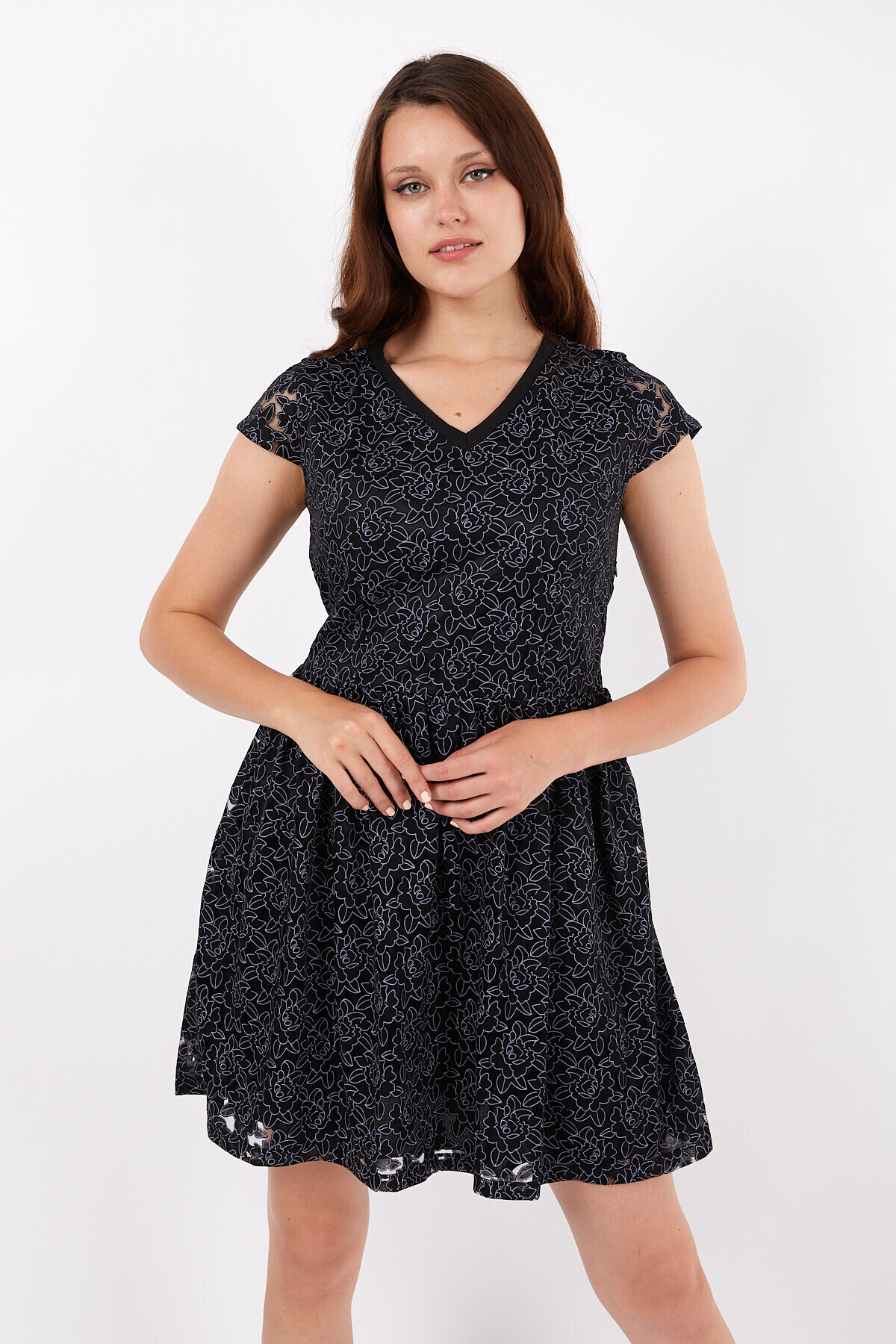 V Yaka Pileli Kesik Kol Papatya Desenli Yanı Fermuarlı Kısa Elbise