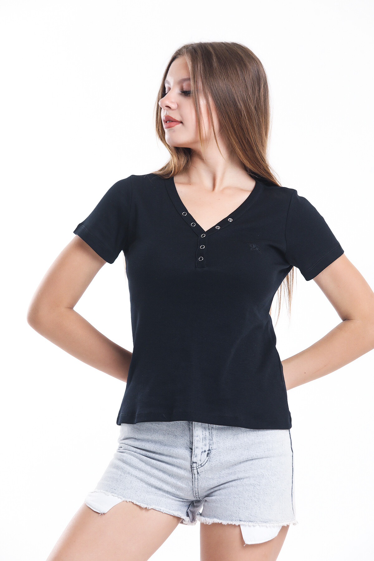 Yakası Çıtçıtlı Nakış Detaylı Tişört