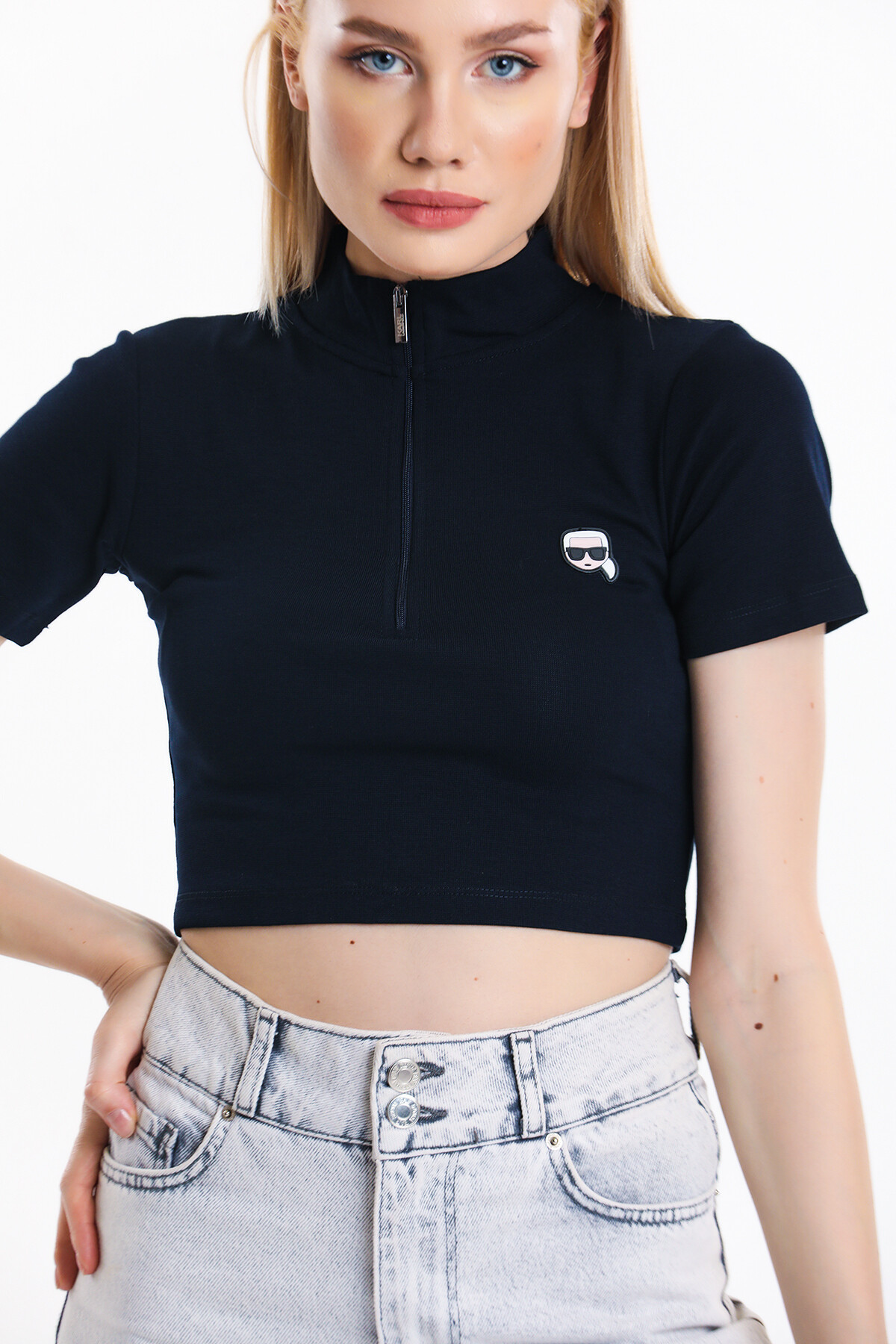 Yakası Fermuarlı Armalı Crop Bluz