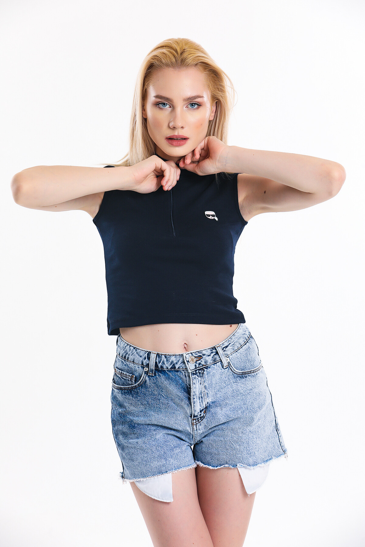 Yakası Fermuarlı Armalı Kolsuz Bluz