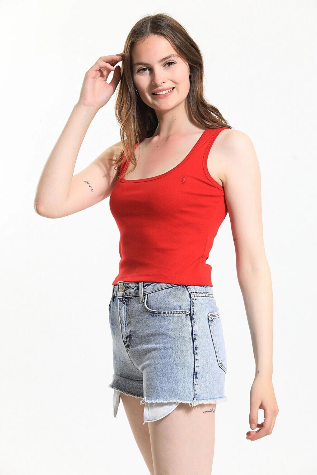 Geniş Yaka Nakış Detaylı Atlet