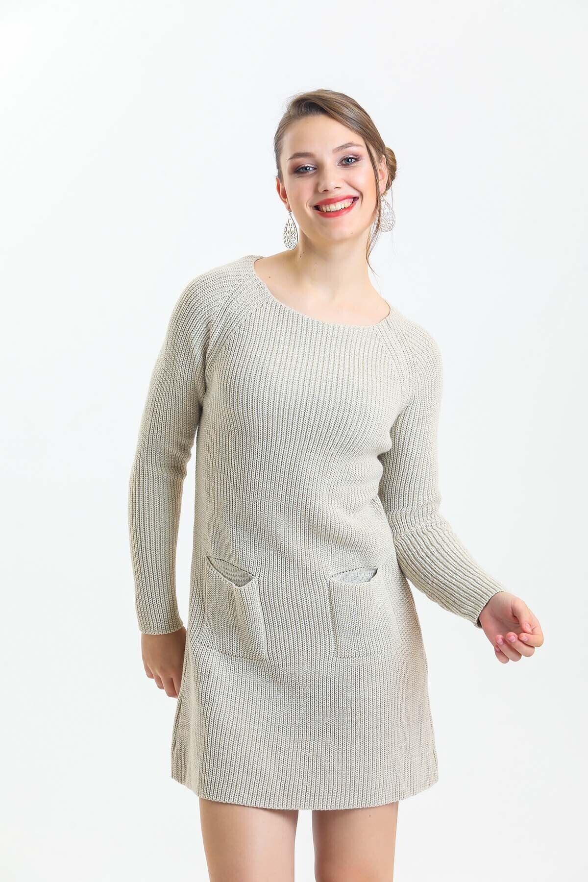 Geniş Yaka Önü Cepli Simli Uzun Kol Triko Elbise