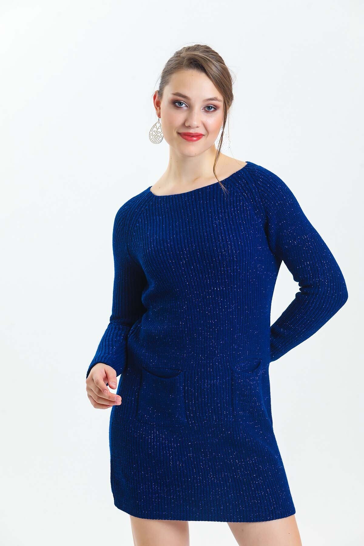 Geniş Yaka Önü Cepli Simli Uzun Kol Triko Elbise