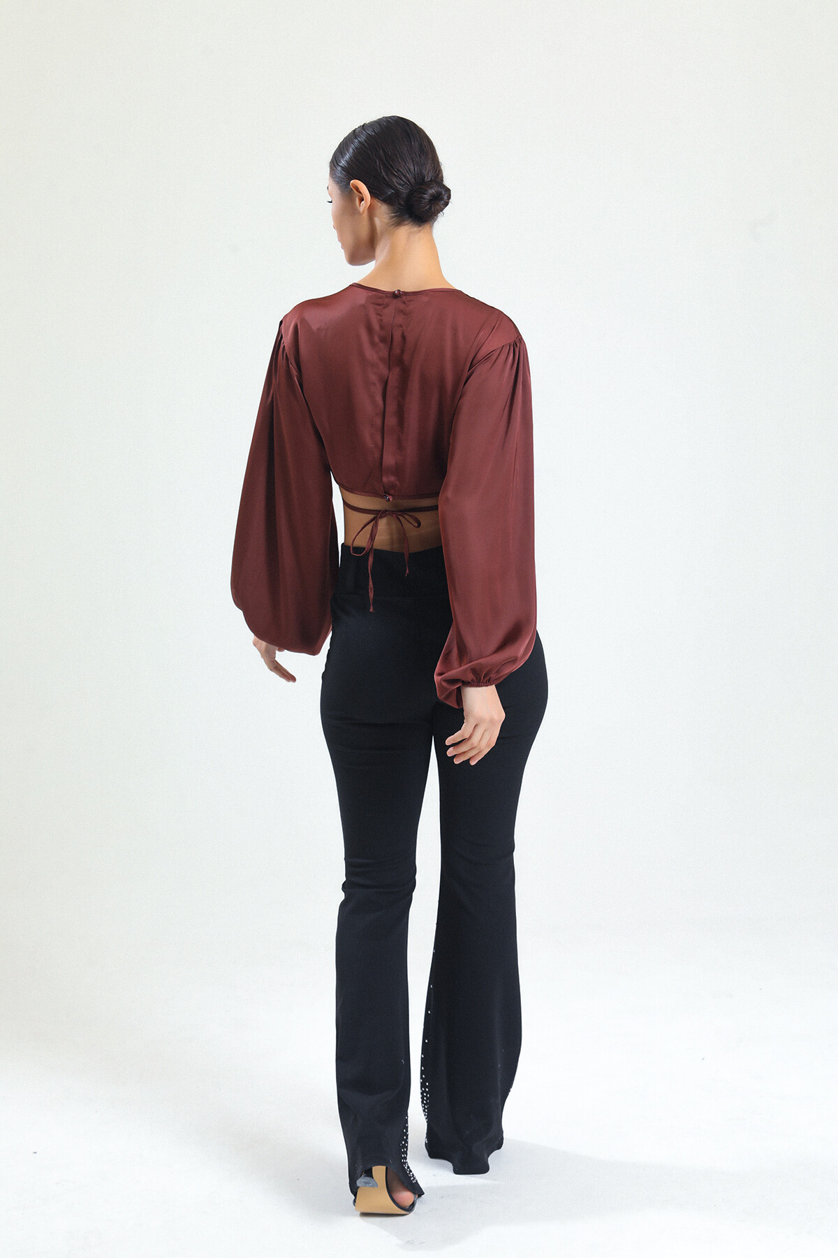 KADIN Balon Kol Eteği Bağcıklı Saten Crop Bluz