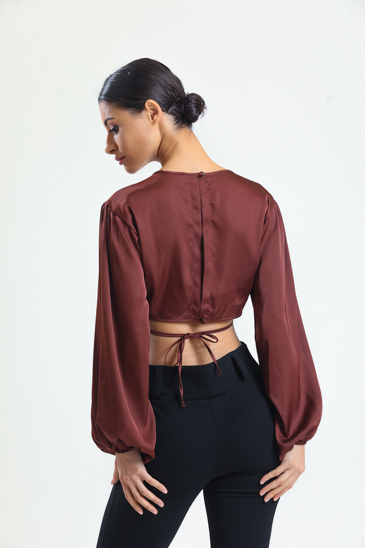 KADIN Balon Kol Eteği Bağcıklı Saten Crop Bluz