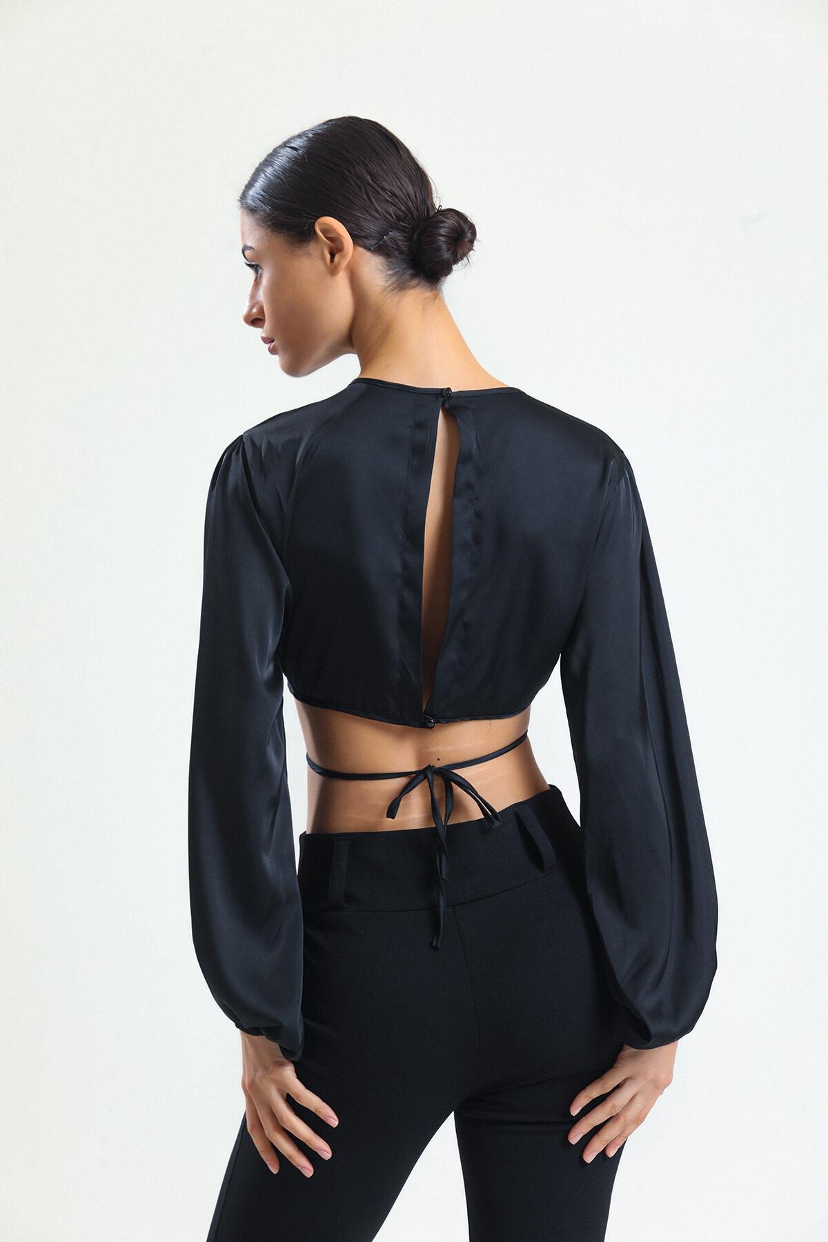 KADIN Balon Kol Eteği Bağcıklı Saten Crop Bluz