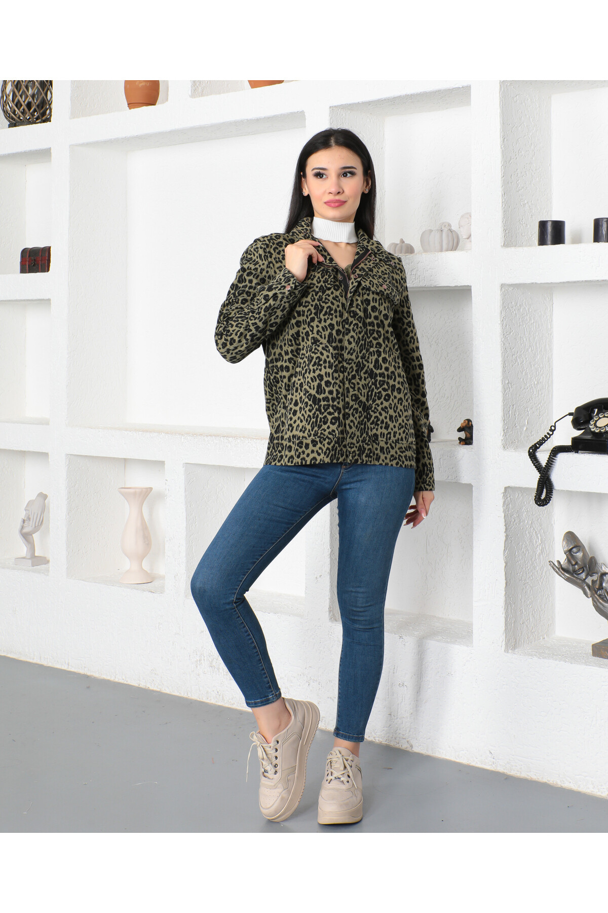 KADIN Çıtçıtlı Önü Fermuarlı Beli İçten Bağlamalı Cepli Leopar Desenli Kot Ceket