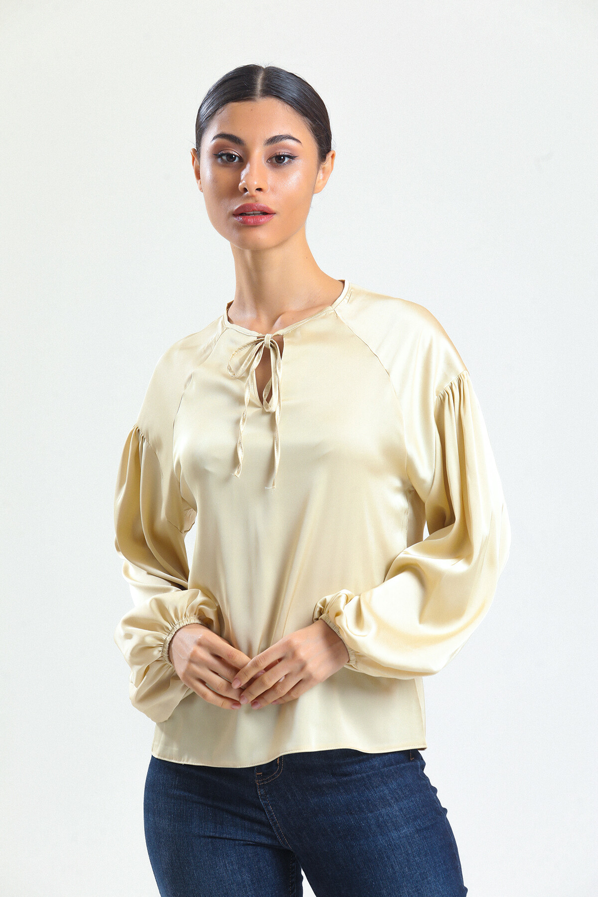 KADIN Yakası Bağcıklı Kolları Lastikli Saten Bluz