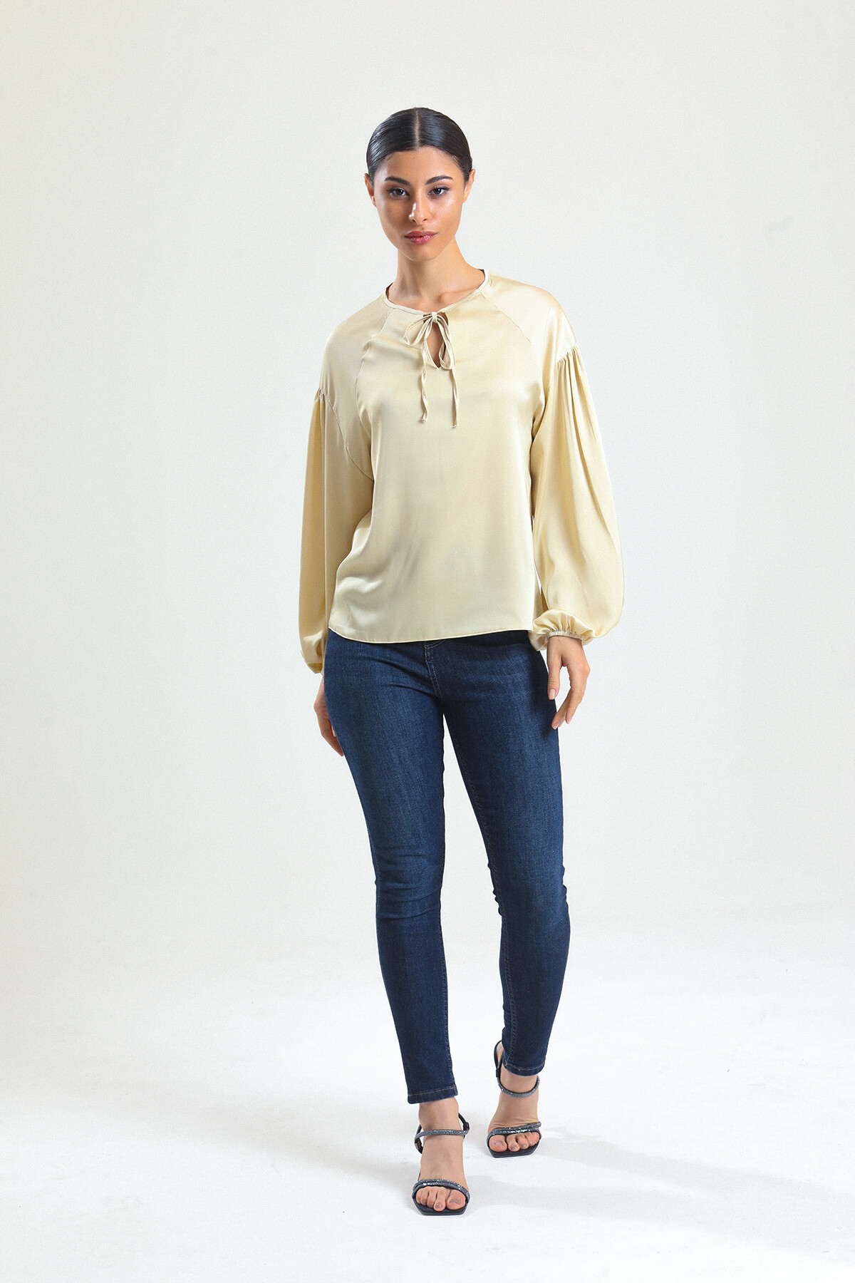 KADIN Yakası Bağcıklı Kolları Lastikli Saten Bluz