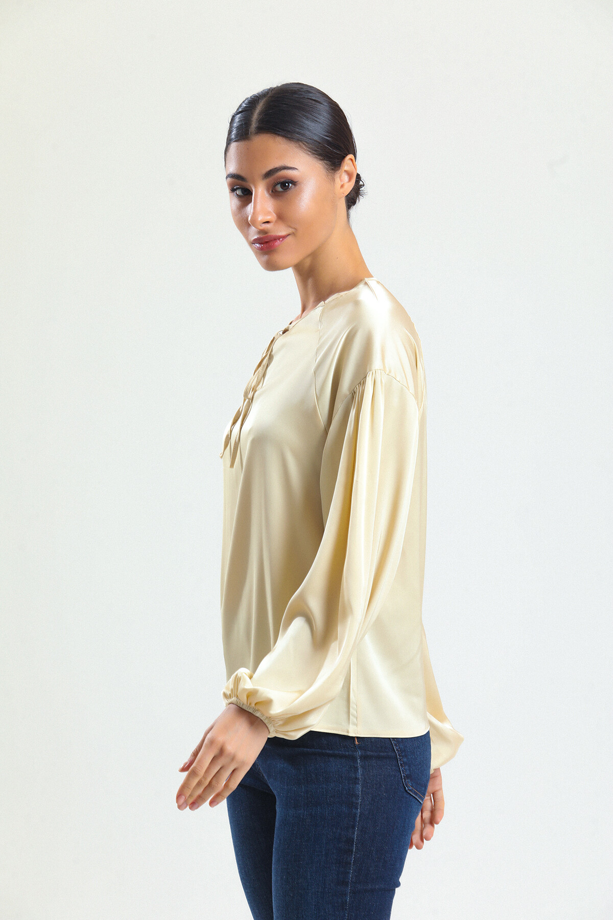 KADIN Yakası Bağcıklı Kolları Lastikli Saten Bluz