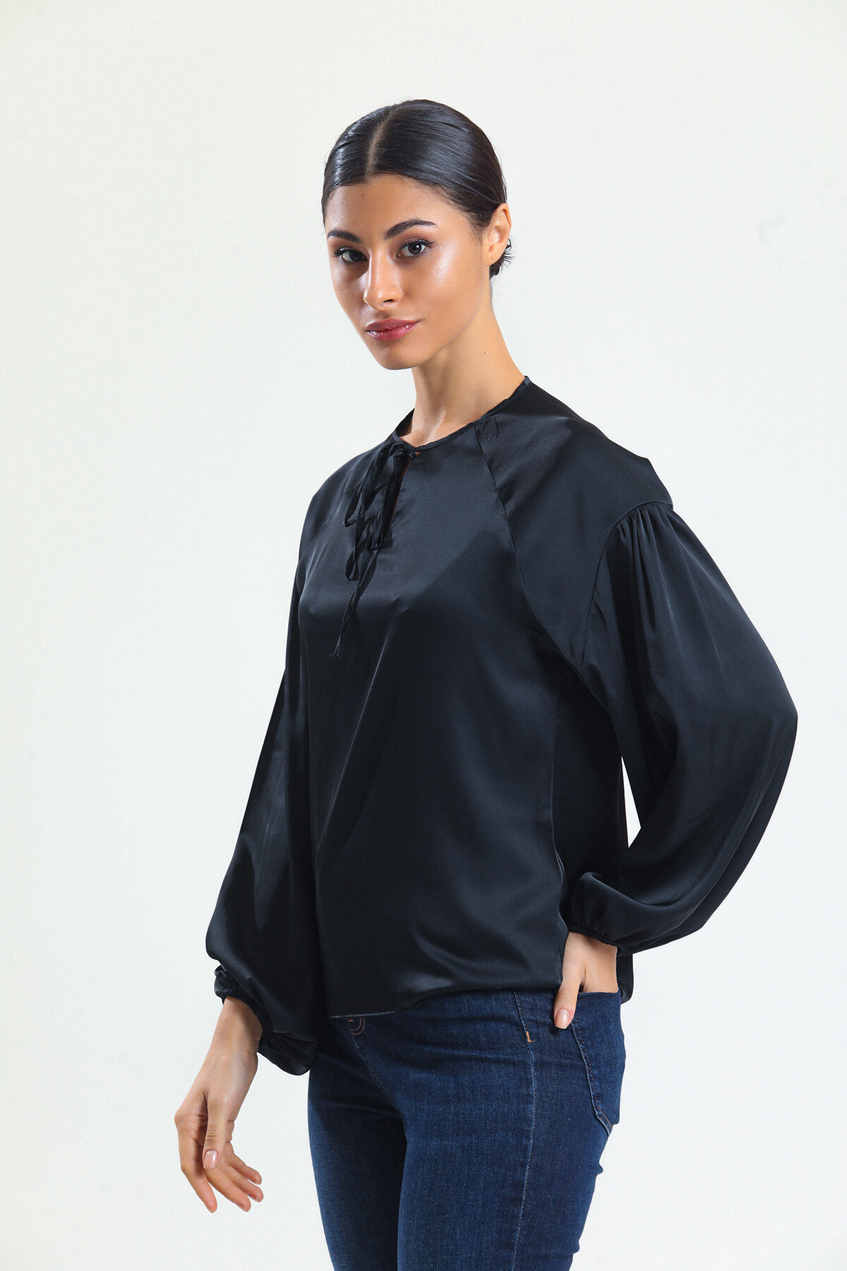 KADIN Yakası Bağcıklı Kolları Lastikli Saten Bluz