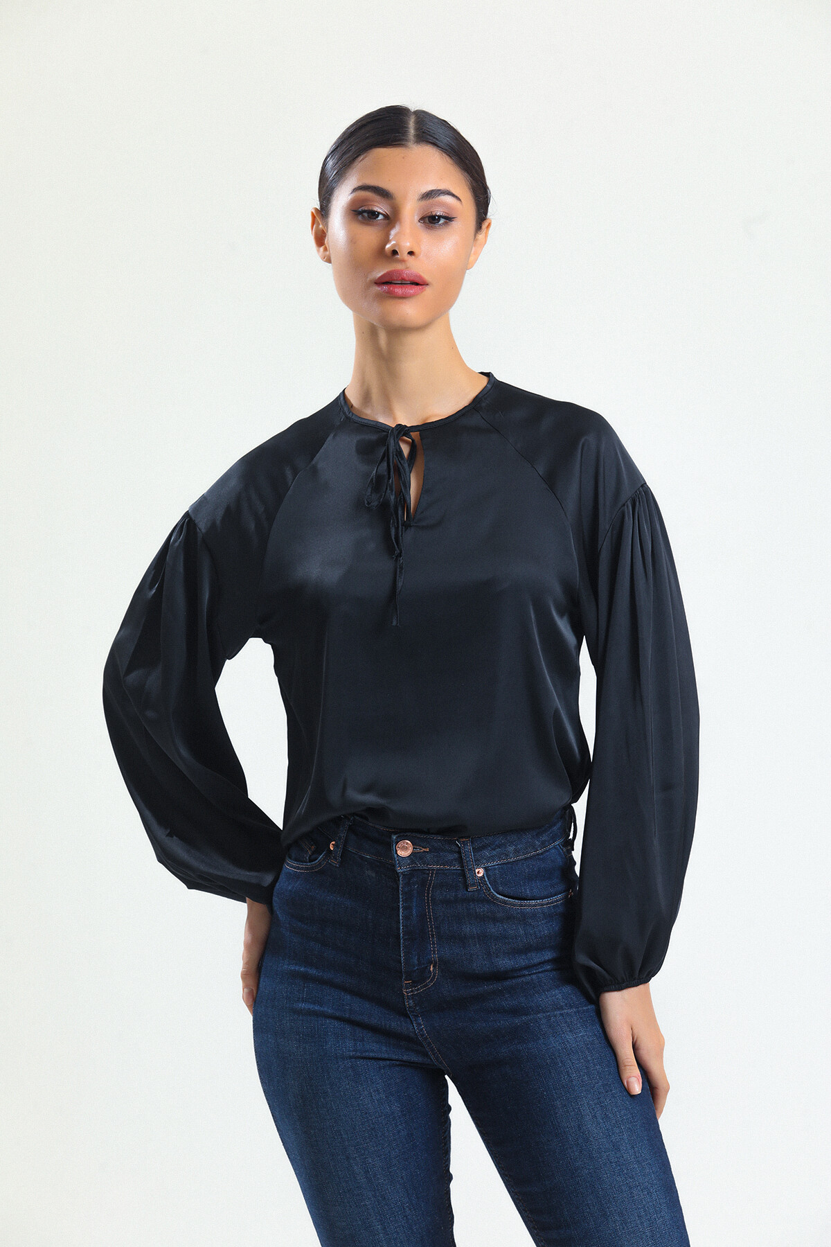 KADIN Yakası Bağcıklı Kolları Lastikli Saten Bluz