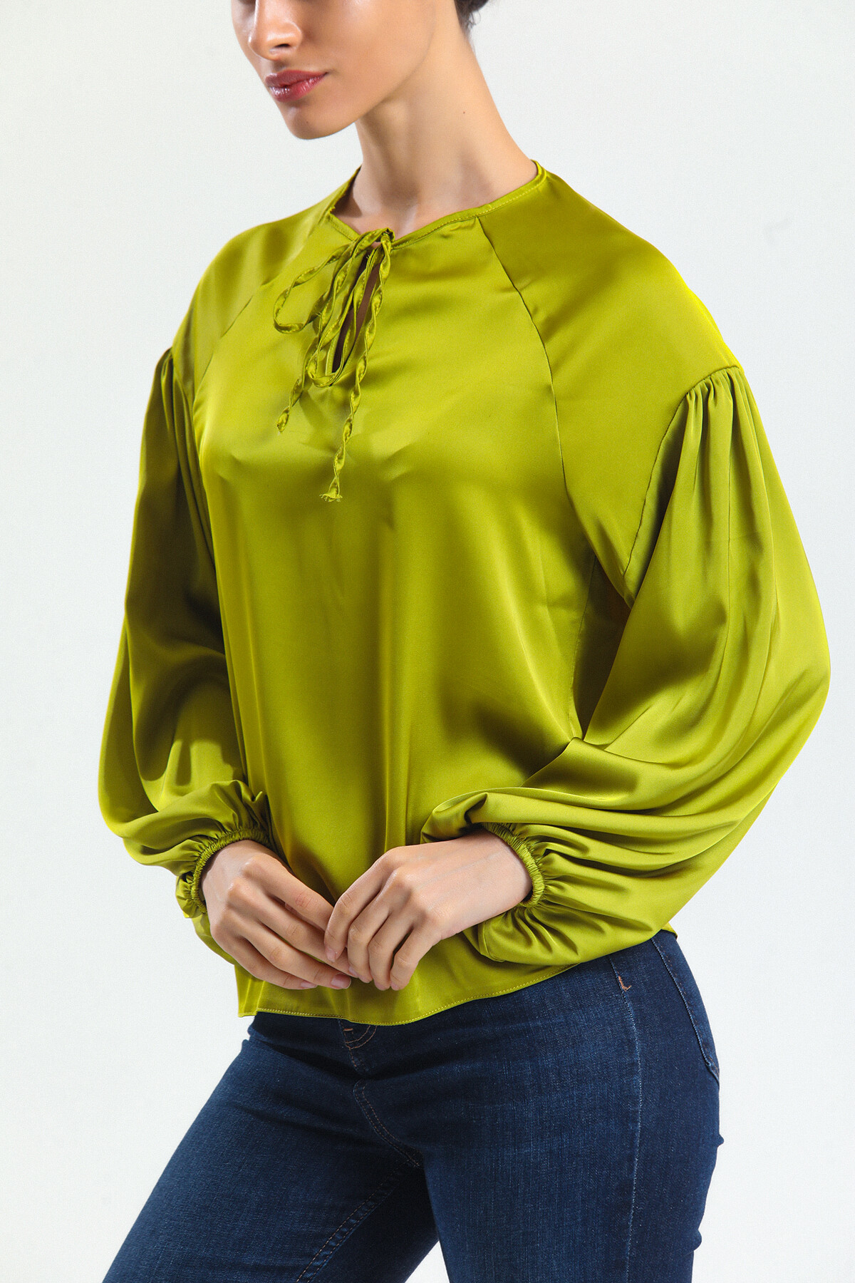 KADIN Yakası Bağcıklı Kolları Lastikli Saten Bluz