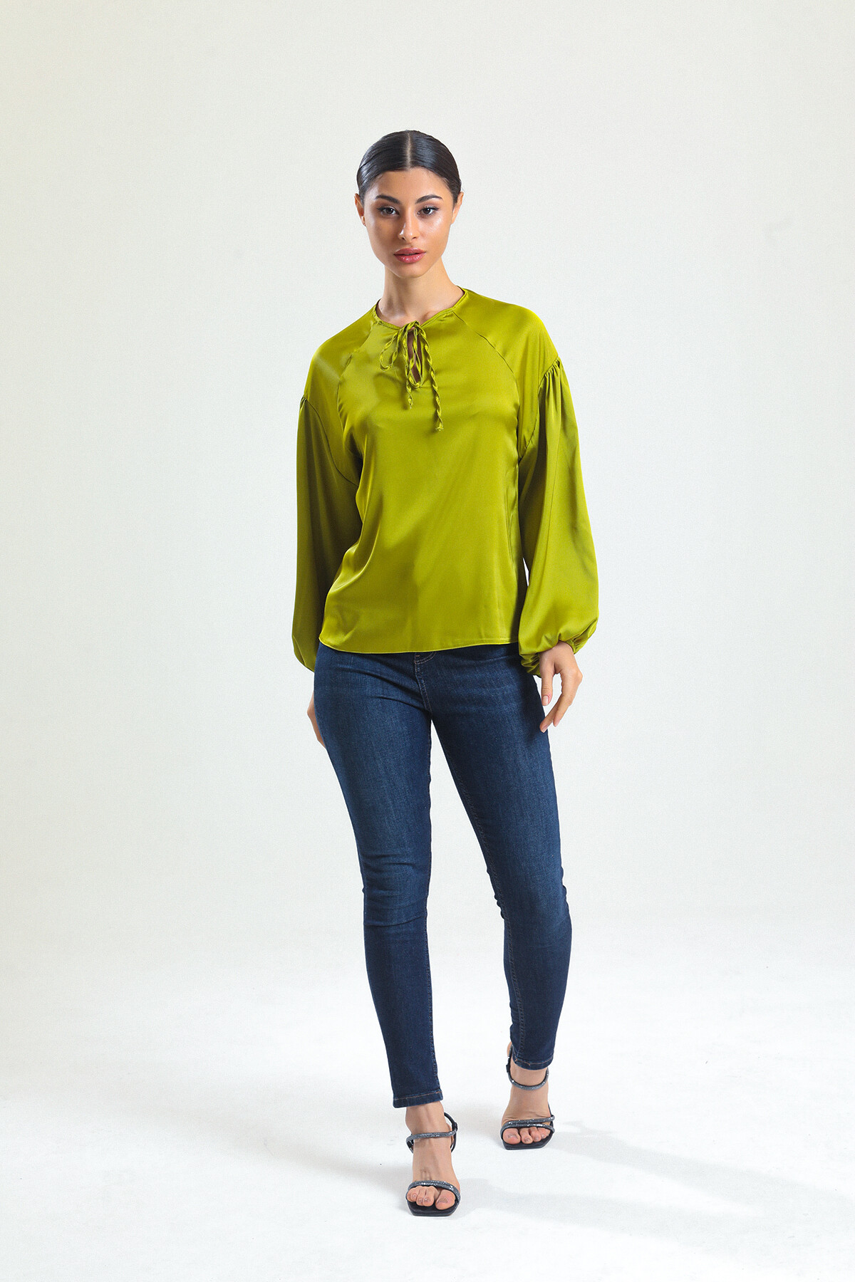 KADIN Yakası Bağcıklı Kolları Lastikli Saten Bluz