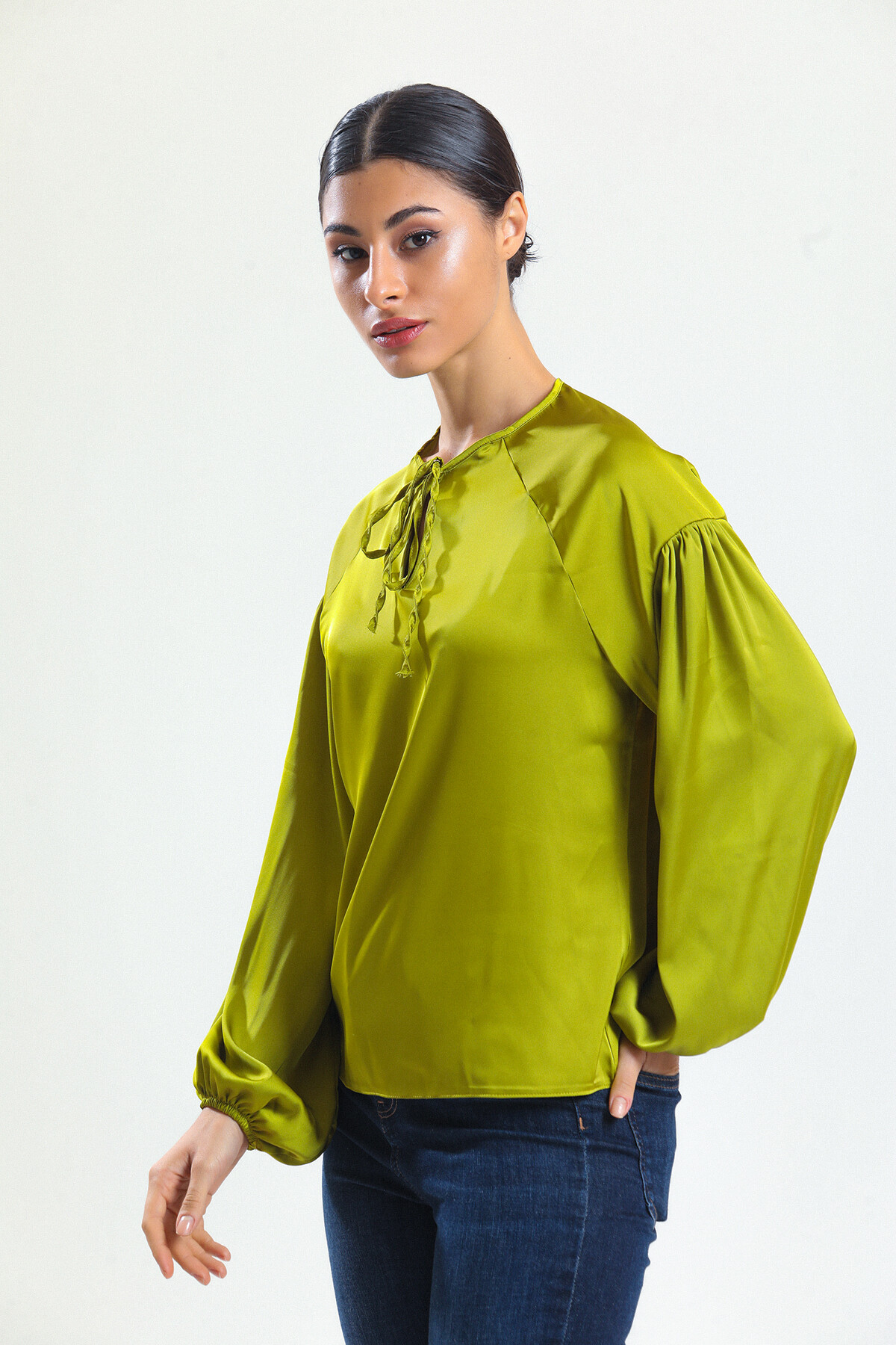 KADIN Yakası Bağcıklı Kolları Lastikli Saten Bluz