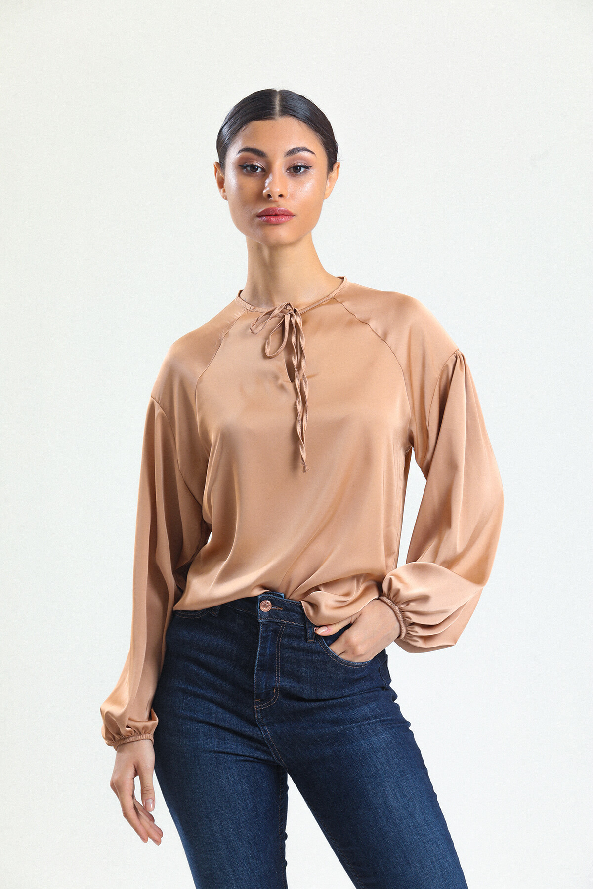 KADIN Yakası Bağcıklı Kolları Lastikli Saten Bluz