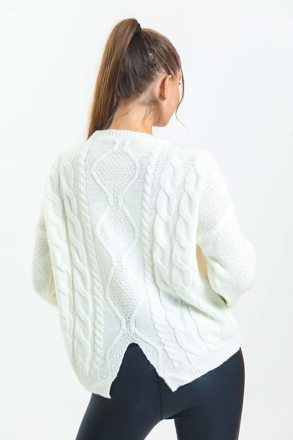 Önü Saç Örgülü Arkası Yırtmaçlı Bisiklet Yaka Örgülü Salaş Kazak