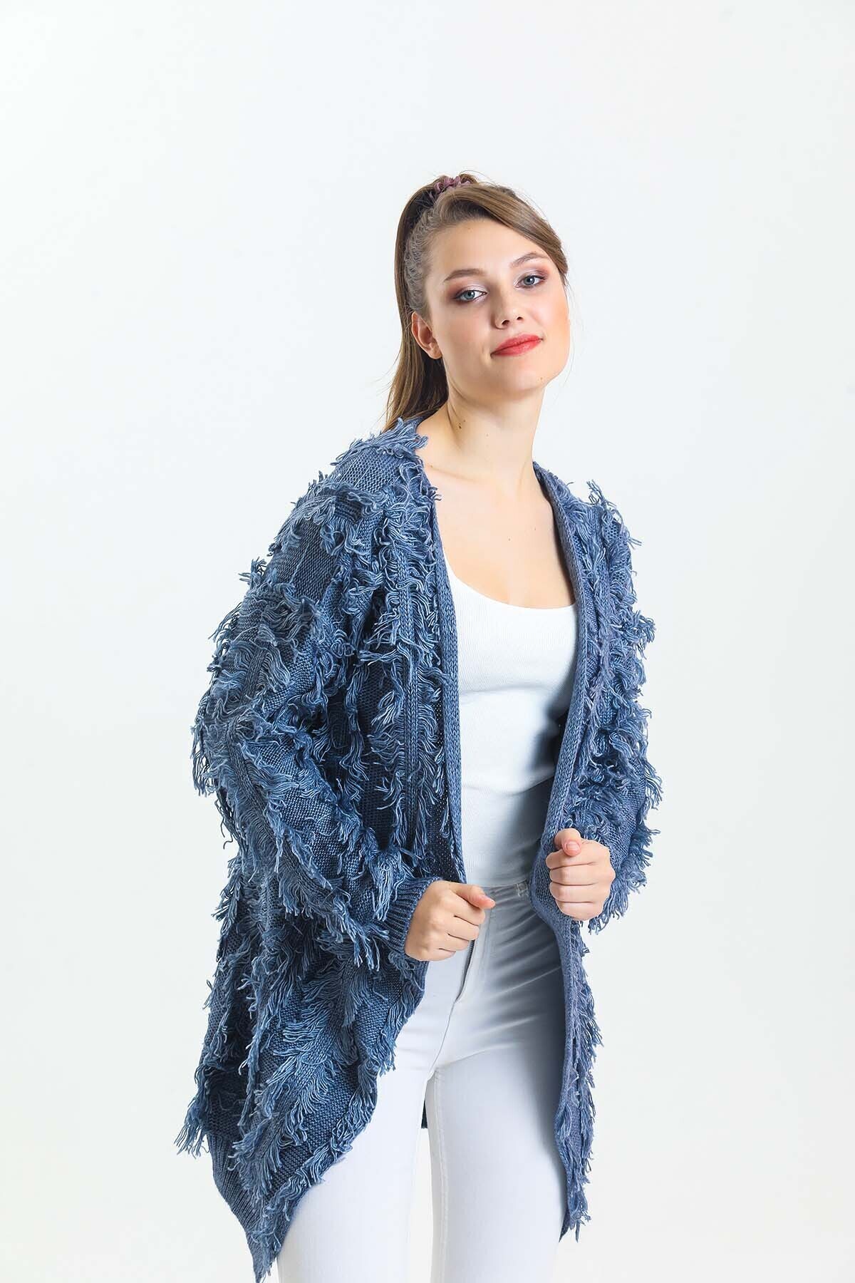 Yarasa Kol Püsküllü Triko Hırka