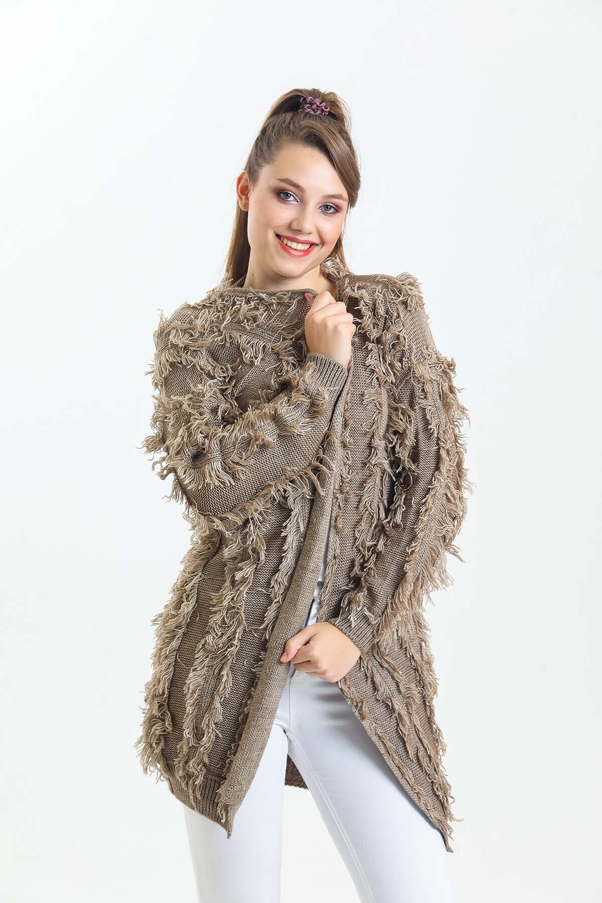 Yarasa Kol Püsküllü Triko Hırka