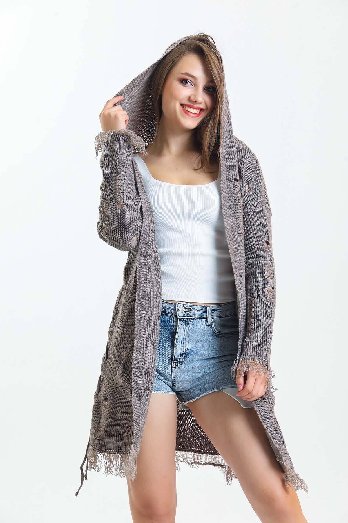 Yarasa Kol Yanları Bağcıklı Kolları ve Eteği Püsküllü Kapuşonlu Triko Uzun Hırka