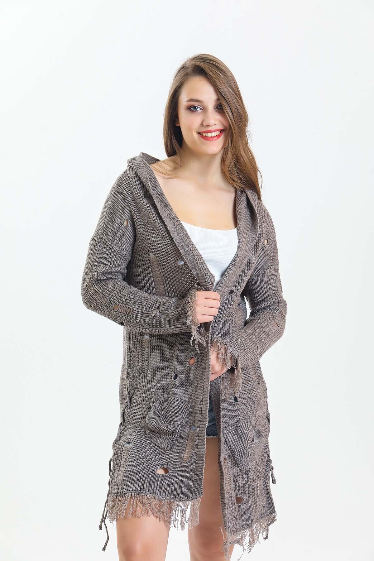 Yarasa Kol Yanları Bağcıklı Kolları ve Eteği Püsküllü Kapuşonlu Triko Uzun Hırka