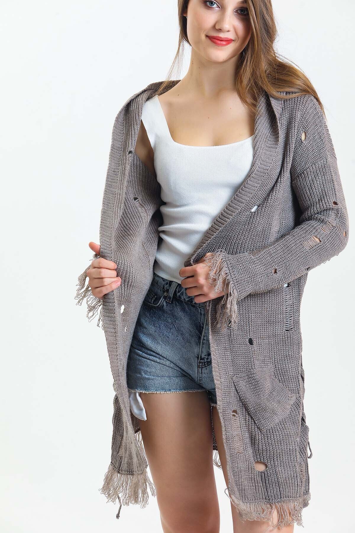 Yarasa Kol Yanları Bağcıklı Kolları ve Eteği Püsküllü Kapuşonlu Triko Uzun Hırka