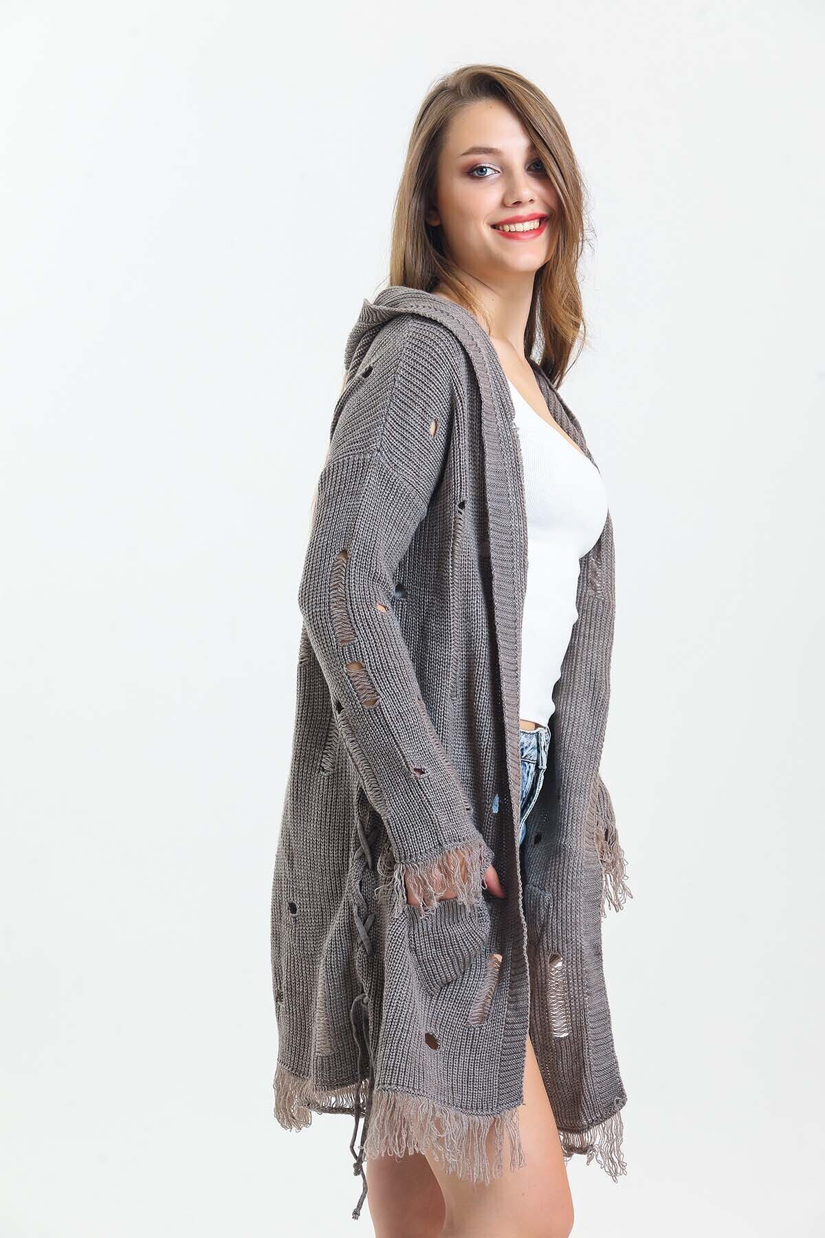 Yarasa Kol Yanları Bağcıklı Kolları ve Eteği Püsküllü Kapuşonlu Triko Uzun Hırka