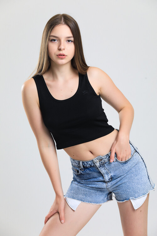 Askılı Nakış Detaylı Crop Bluz