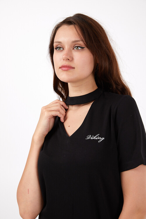 Bisiklet Yaka Dekolteli Sırtı Fermuarlı Nakış Detaylı Yarım Kol Kısa Elbise