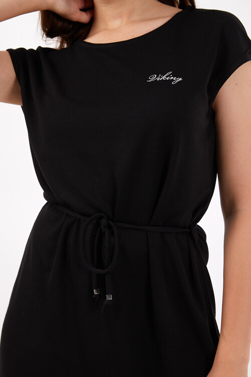 Geniş Yaka Beli Bağcıklı Nakış Detaylı Kolsuz Kısa Elbise