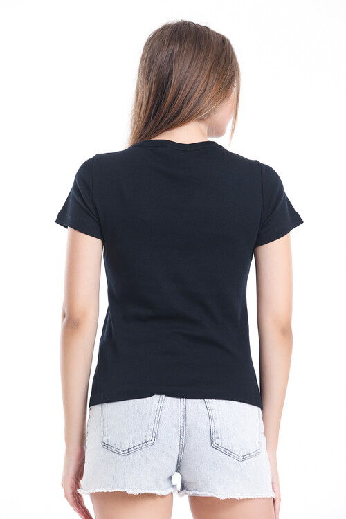 Yakası Çıtçıtlı Nakış Detaylı Tişört