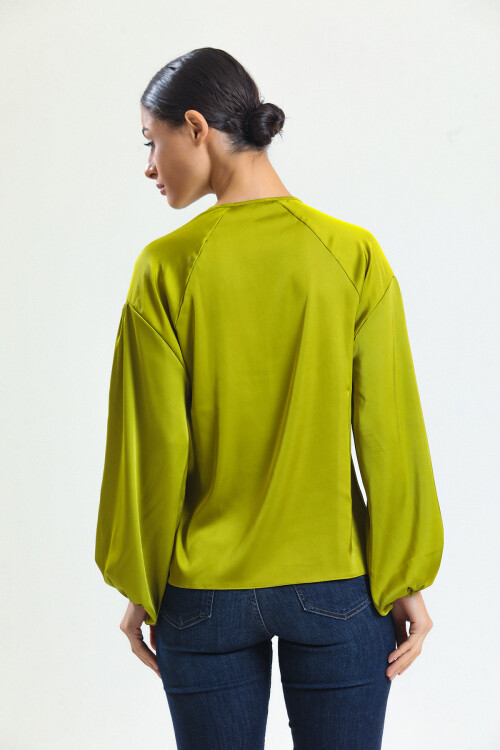 KADIN Yakası Bağcıklı Kolları Lastikli Saten Bluz