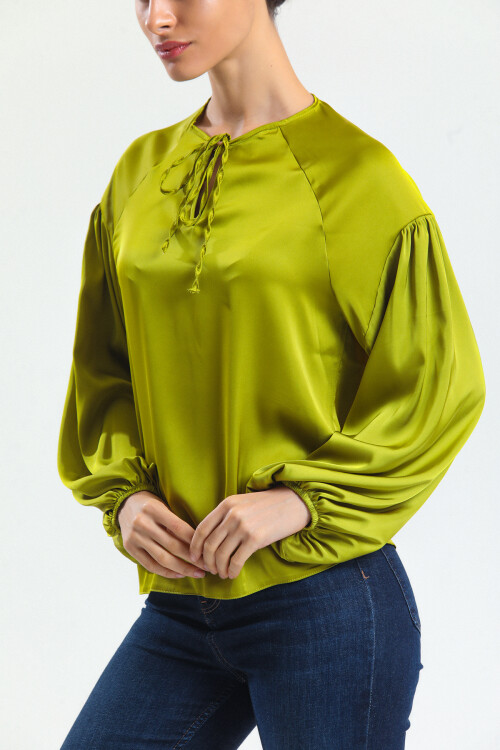 KADIN Yakası Bağcıklı Kolları Lastikli Saten Bluz