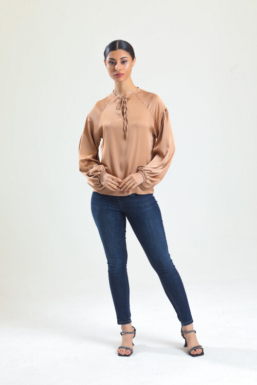 KADIN Yakası Bağcıklı Kolları Lastikli Saten Bluz