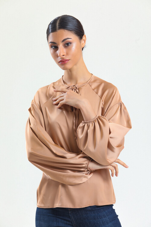 KADIN Yakası Bağcıklı Kolları Lastikli Saten Bluz