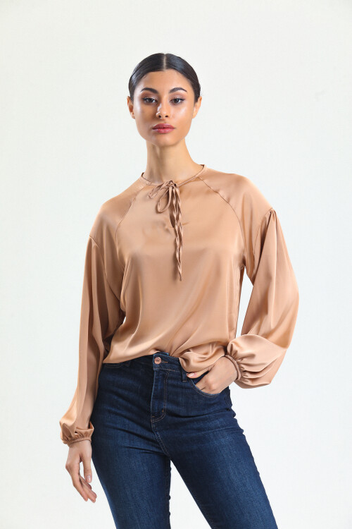 KADIN Yakası Bağcıklı Kolları Lastikli Saten Bluz